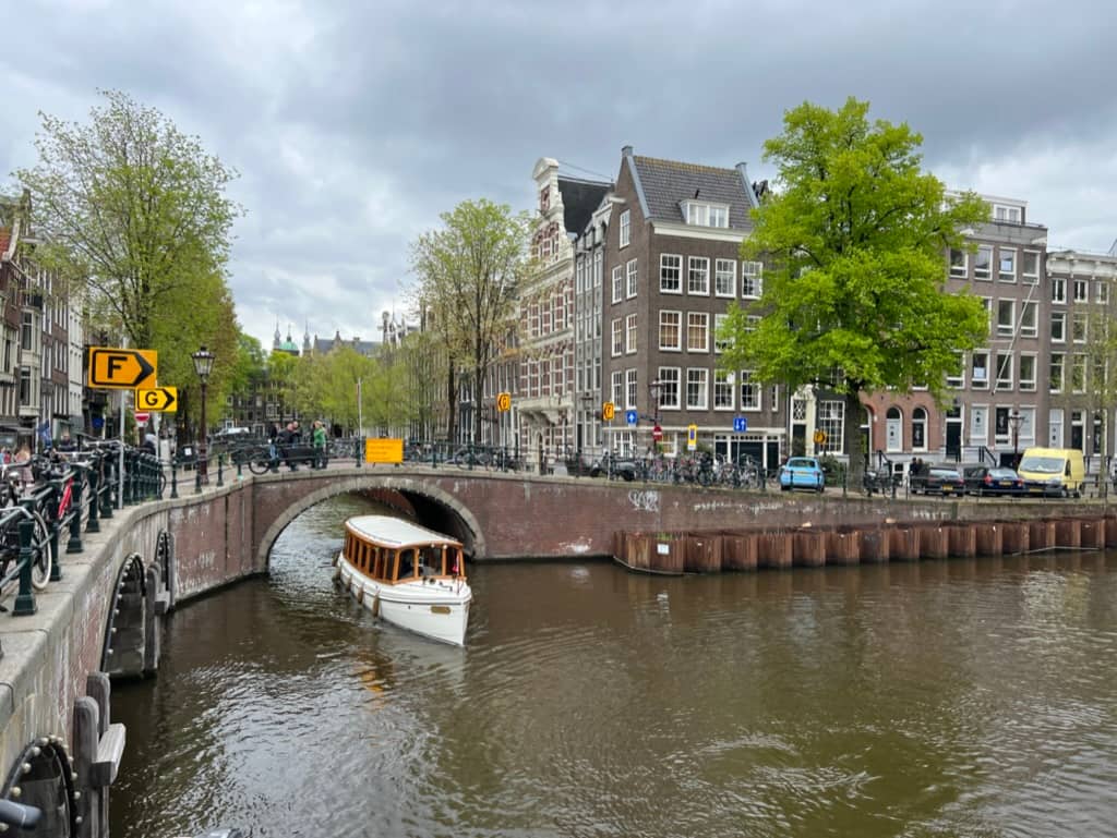 Boat tour in Amsterdam, a boat is floating along on of the canals.